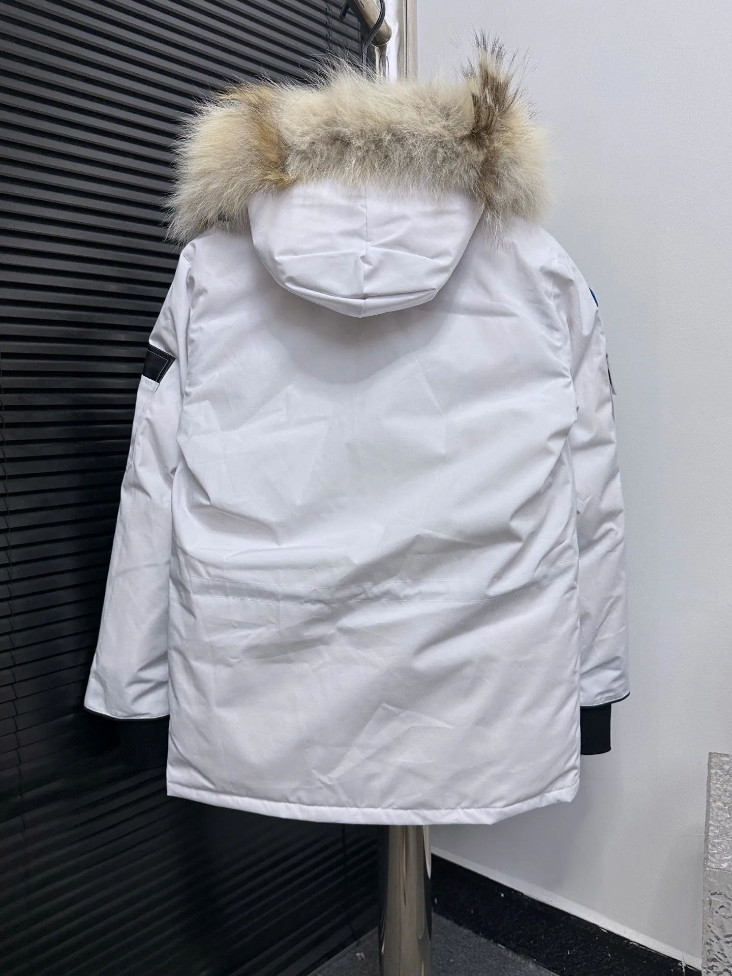 P780 Top Purchasing Version (Wolf Hair Optional) 🇨🇦CANADA GOOES 24 new models 08 models/couple models Factory direct supply: supplying global purchasing agents, micro-business, entities, Tmall, high-end stalls and studio cooperation, free shipping! Canada Goose Expedition Parka 2008 is the same style for men and women. It is mid-length and the most timeless classic. All Arctic and Antarctic scientific expedition teams choose Canada Goose as their cold-proof equipment. It is the Rolls-Royce of down jackets. ➖ Industry-leading anti-counterfeiting chip sensing. ➖ Imported Behringer embroidery machines and customized embroidery labels, the highest level and industry leading. ➖ Imported Korean 21-count polyester-cotton blended original fabric, TC85 waterproof coated fabric, water-repellent, windproof and wear-resistant. ➖ The new national standard 80 white duck down is filled with an average of 520 grams of down. The amount of down filled is industry-leading. ➖ 100% nylon lining with double double-layer sealing design to prevent velvet running, and seamless thread design on the cuffs! ➖ Western Canadian Green Wolf Collar. ➖ Yoshida YKK provides original factory-customized electroplated sliders. YKK two-way lockable zippers are tight and smooth and do not peel off paint. ➖ 3M composite Velcro is durable and the accessories and hardware are all custom-made. Note: Our copywriting is only simple and clear. Instead of bragging about the copywriting, it is better to compare and understand with samples. Only for the purest goose, the most dedicated, the most professional, the highest quality, the highest cost performance!  Size:XS-XXL